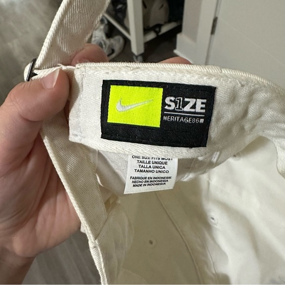 3/$20⚡️ Nike White Baseball Cap Hat Black Embroidered Logo Front S1ze Heritage - Picture 6 of 8